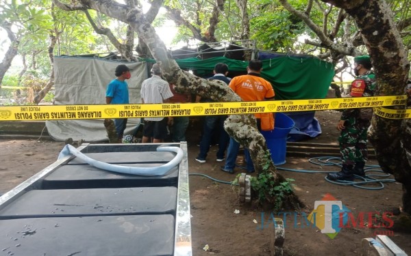 Proses autopsi jasad Alfian di pemakaman Desa Sambongdukuh, Kecamatan Jombang. (Foto : Adi Rosul / JombangTIMES)
