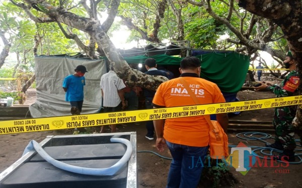 Proses pembongkaran makam korban yang diduga dibunuh di wisata sungai Kedung Cinet Jombang. (Foto: Adi Rosul/JombangTIMES)