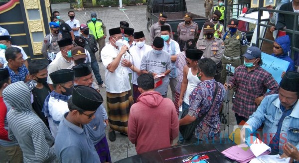 Tampak kadinkes saat menerima massa pendemo di depan Kantor Dinkes Bangkalan. (Foto/ Redaksi JatimTimes)