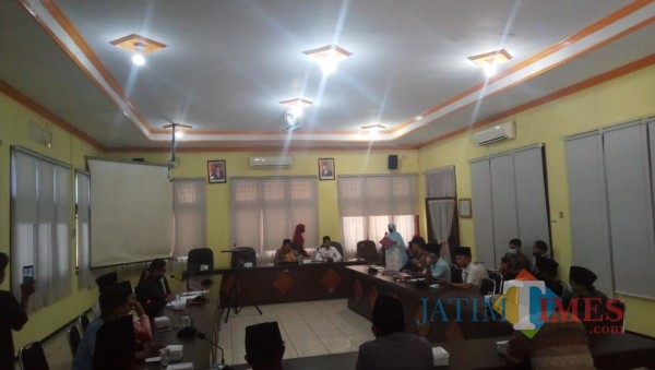 Sejumlah warga Desa Pocong diterima di ruang Banggar DPRD Bangkalan. (Foto/ Redaksi JatimTimes)