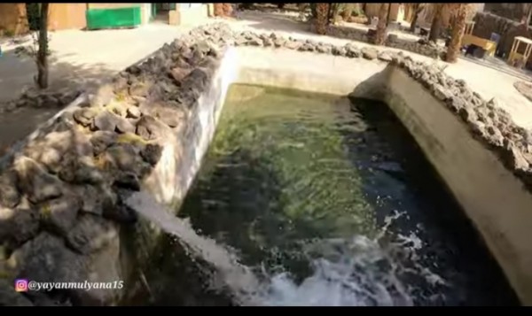 Air dari sumur peninggalan Rasulullah SAW yang masih mengalir deras hingga saat ini. (Channel YouTube Alman Mulyana).