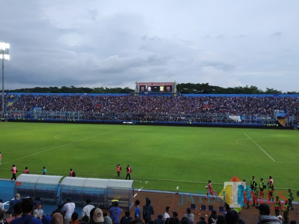 Aremania ketika memenuhi Stadion Kanjuruhan untuk mendukung Arema FC berlaga. (Hendra Saputra)