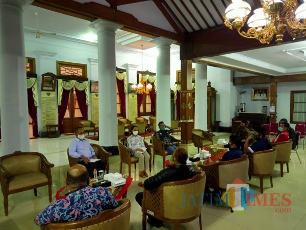 Audiensi antara paguyuban pelaku usaha terop, sound system dan wedding organizer dengan Pemkab Blitar. (Foto : Aunur Rofiq/BlitarTIMES)