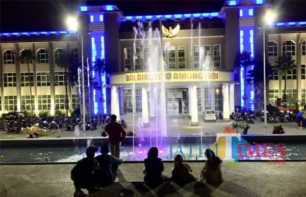Balai Kota Among Tani saat malam hari (Foto: Irsya Richa/MalangTIMES)