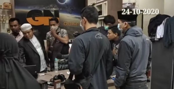 Gus Nur (berpeci putih) saat bersam anggota Bareskrim yang tengah mencari barang bukti diruangannya (Ist)