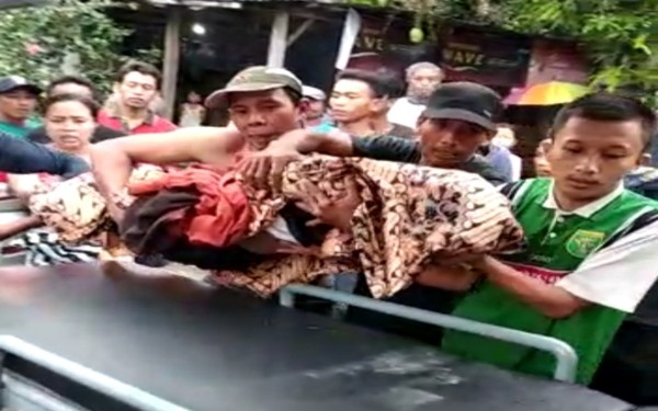 Jasad Alfian saat dievakuasi warga dari wisata sungai Kedung Cinet. (Istimewa)