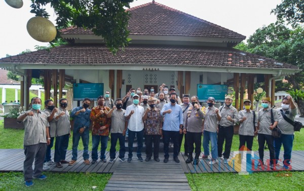 Foto bareng peserta semnar dengan nara sumber di Pendapa Sabha Swagatha Blambangan Banyuwangi. (Nurhadi Banyuwangi Jatim Times)