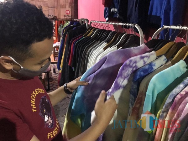 Seorang remaja sedang memilih pakaian 'second' bermerek. (Hendra Saputra)