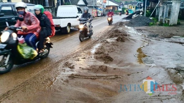 Banjir bercampur lumpur terjadi beberapa saat lalu di Desa Sumber Brantas. (Foto: istimewa)