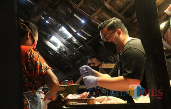 Calon Bupati Kediri Hanandhito Himawan Pramono blusukan ke pasar tradisional.(ist)