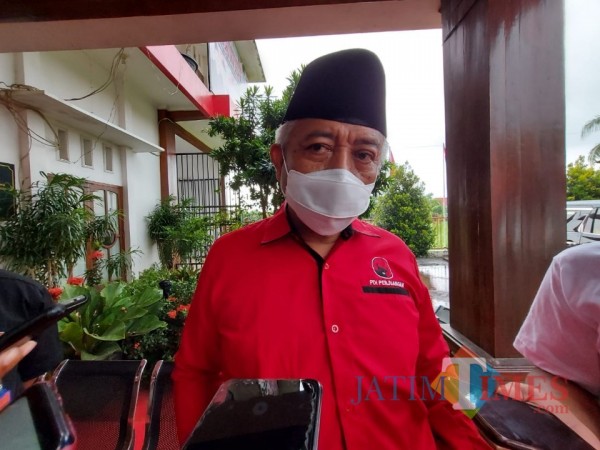 Calon Bupati Malang, HM. Sanusi saat ditemui awak media di Kantor DPC PDI Perjuangan Kabupaten Malang, Minggu (25/10/2020). (Foto: Tubagus Achmad/MalangTimes)