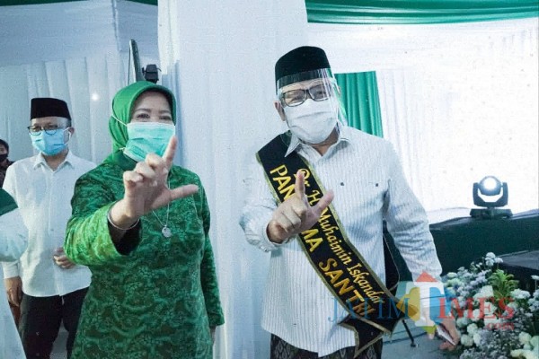 Calon Bupati Malang, Lathifah Shohib saat berfoto bersama dengan Ketua Umum DPP PKB, Abdul Muhaimin Iskandar, Kamis (22/10/2020). (Foto: Dok. Malang Bangkit)