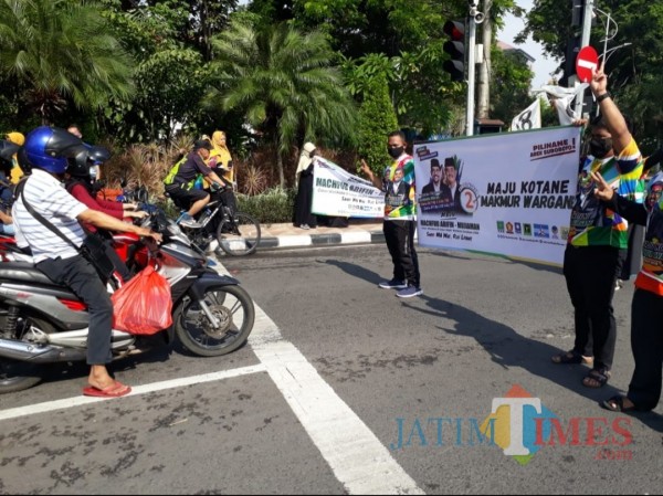 Flashmob yang dilakukan barisan sayap muda partai yang berbasiskan Islam di Surabaya