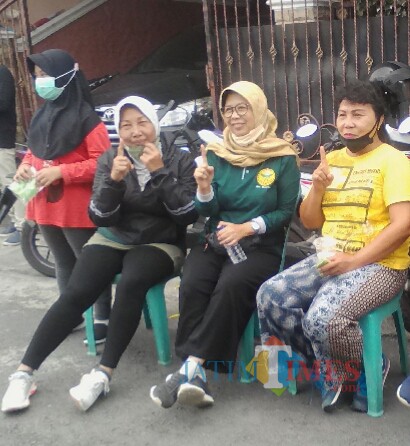 Hajjah Minuk Uliawati (pakai kacamata) istri H Yusuf Widyatmoko Cabup Banyuwangi paslon nomor urut 1 Nurhadi Banyuwangi Jatim Times