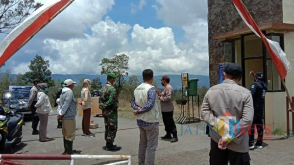 Kapolres Bondowoso AKBP Erick Frendriz saat memberikan arahan kepada anggota (Foto: Abror Rosi/JatimTimes)