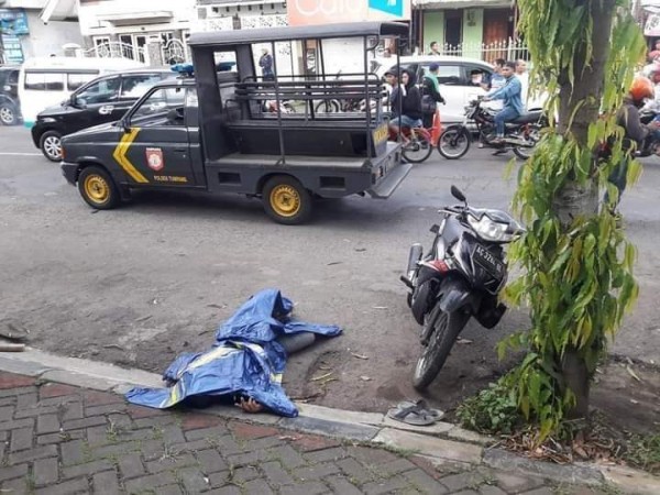 Kondisi korban meninggal dunia atas nama Mochamad Choliq (50) yang ditutup oleh terpal, Sabtu (24/10/2020). (Foto: Istimewa)