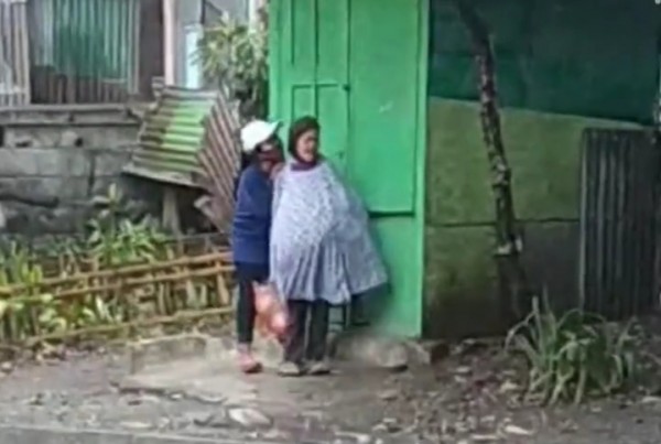 Potongan gambar rekaman video saat aksi tak terpuji wanita muda bertopi kepada seorang nenek tua (Ist)