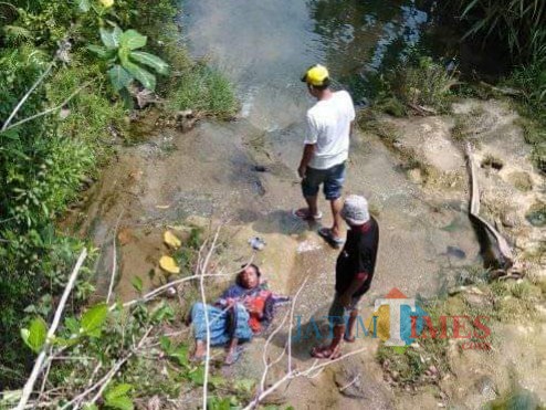 Warga mengevakuasi Mrs X yang ditemukan penuh luka di bawah jembatan