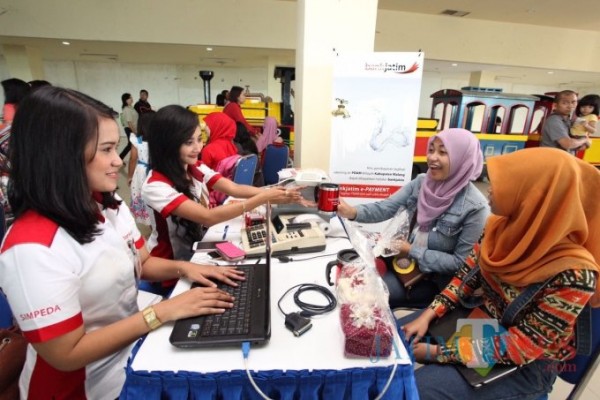 Warga saat membayarkan pajak di counter bank Jatim saat sebelum pandemi covid-19 beberapa saat lalu (Dokumentasi MalangTIMES).