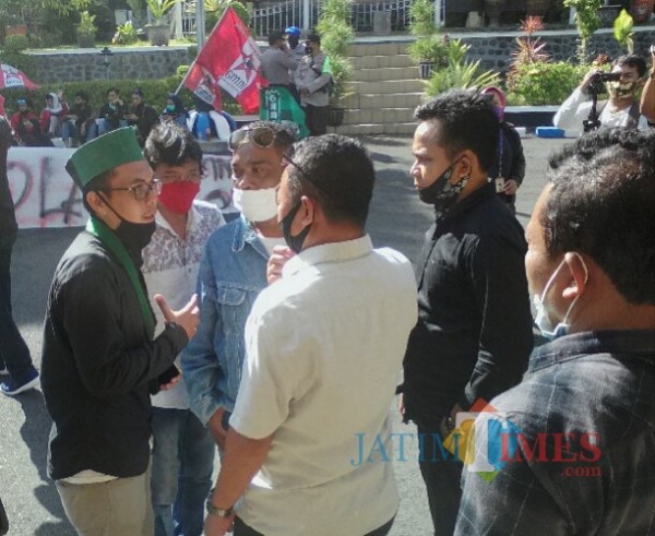 Anggota DPRD Banyuwangi melakukan dialog di halaman DPRD Banyuwangi. (Nurhadi Banyuwangi Jatim Times)