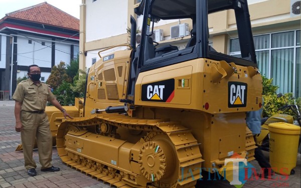 Armada buldoser baru tiba di kantor DLH Kabupaten Blitar.(Foto : Aunur Rofiq/BlitarTIMES)