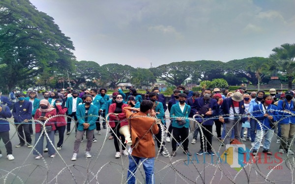 BEM Malang Raya yang melakukan aksi Unras menolak UU Cipta Kerja (Anggara Sudiongko /MalangTIMES)