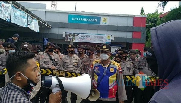 Barisan Pemuda Bangkalan saat mendatangi kantor PLN UP3 Pamekasan. (Foto/ Redaksi JatimTimes)