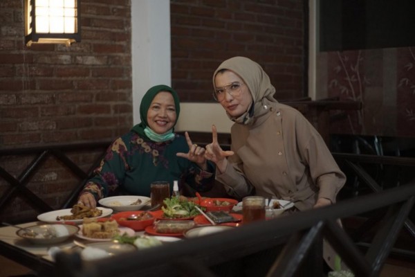 Calon Bupati Malang Lathifah Shohib (baju hijau) saat bersama Arzeti Bilbina (baju cokelat) beberapa waktu lalu. (Foto: Dok. Malang Bangkit)