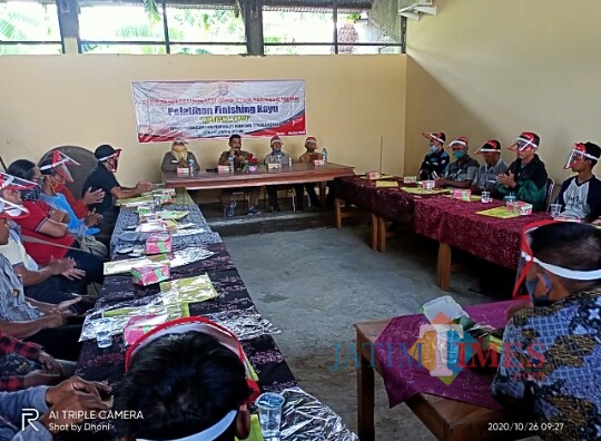 Dinas Perdagangan Perindustrian dan Tenaga Kerja Kabupaten Ngawi melaksanakan pelatihan finishing kayu "Workshop Kayu"