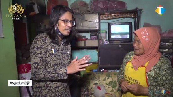 Nenek pengasuh cucu penderita autis (YouTube JatimTIMES)