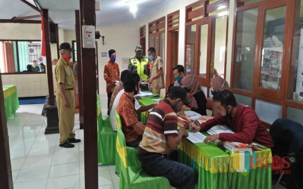 Pembagian kartu tani di wilayah Sendang / Foto : Anang Basso / Tulungagung TIMES