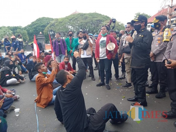 Wali Kota Malang Sutiaji (berbaju hitam bertopi) saat menemui aksi demonstran tolak Omnibus Law UU Cipta Kerja di depan Balai Kota Malang, Senin (26/10). (Arifina Cahyanti Firdausi/MalangTIMES).