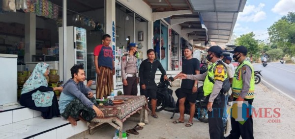 Petugas dari Polsek Palengaan saat melakukan sosialisasi 3M kepada masyarakat (Foto:Rozy/JatimTimes.com)