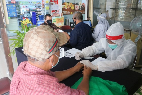 Rapid test yang dilakukan calon penumpang KA. (Istimewa)