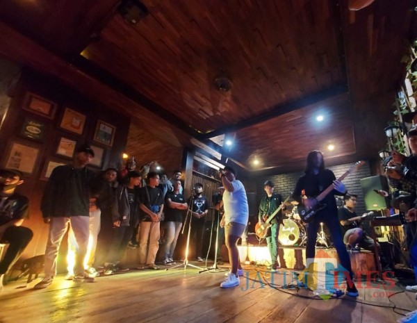 Suasana perhelatan launching mini album SAS Skapunk di salah satu cafe di Kota Malang, Minggu (25/10/2020). (Foto: Tubagus Achmad/MalangTimes)