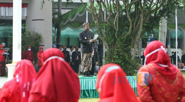 Bupati Bangkalan mengenakan baju adat Madura saat pimpin upacara di halaman Pemkab Bangkalan