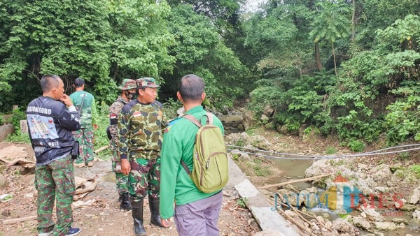 Tampak dandim 0813 Bojonegoro bersama jajaran saat patroli sumber mata air.