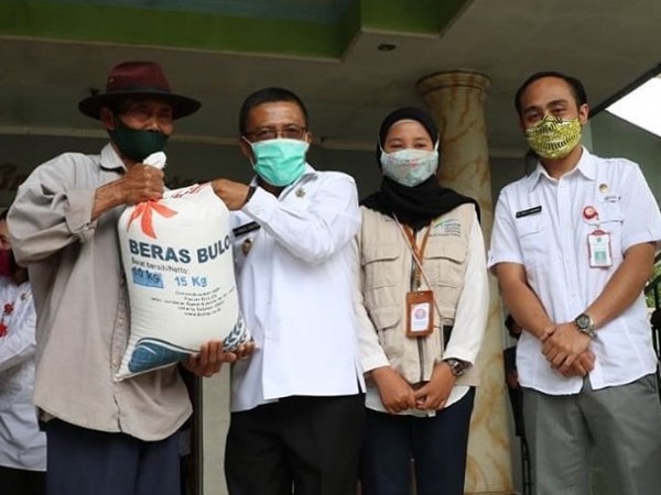 Wakil Wali Kota Batu Punjul Santoso saat menyalurkan bantuan beras di Kelurahan Sisir beberapa saat lalu. (Foto: istimewa)