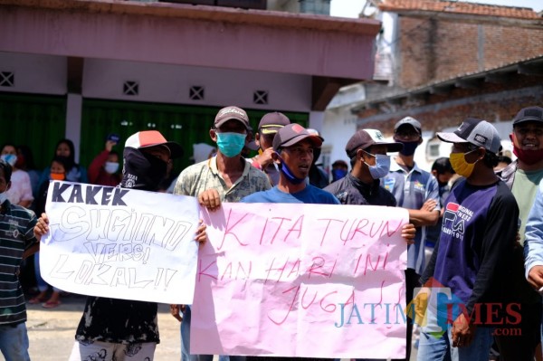 Warga saat melakukan aksi demo di depan Balai Desa Ngenep, Kecamatan Karangploso, Kabupaten Malang, Senin (26/10/2020). (Foto: istimewa)