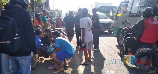 Warga saat mengevakuasi korban. (Foto: M. Ali Makrus/Jatim TIMES)