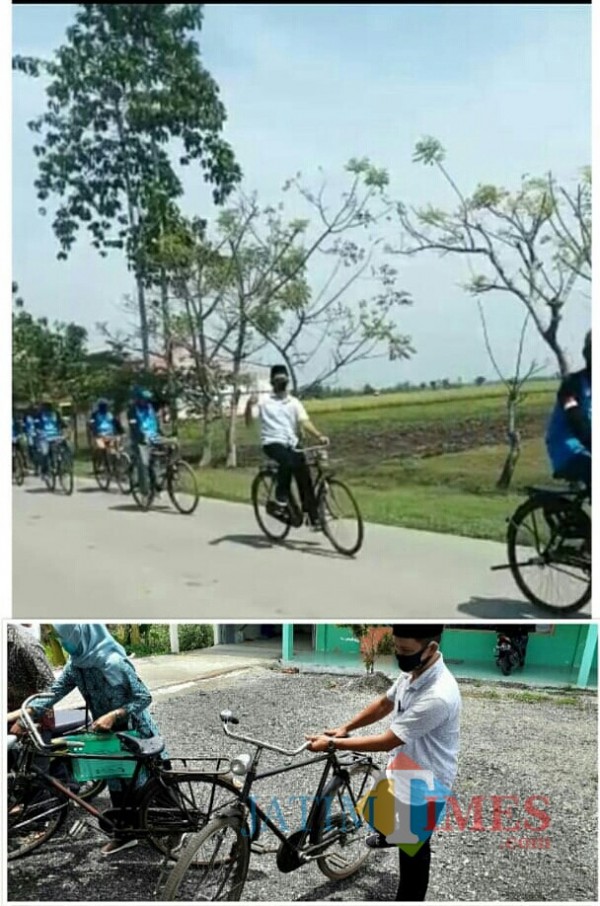 Bakal calon kepala desa Suprapto naik onthel bersama pendukungnya.