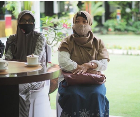 Salah satu perwakilan warga pemilik rumah di Perumahan Rawa Bhakti Residence saat bertemu Maidi.