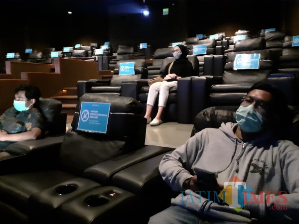 Situasi menonton di dalam studio gedung bioskop Movimax di era New Normal. (Arifina Cahyanti Firdausi/MalangTIMES).