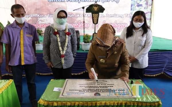 Bupati Jombang Mundjidah Wahab menandatangani prasasti program KOTAKU. (Foto : Dokumentasi Bagian Humas dan Protokol Setdakab Jombang)