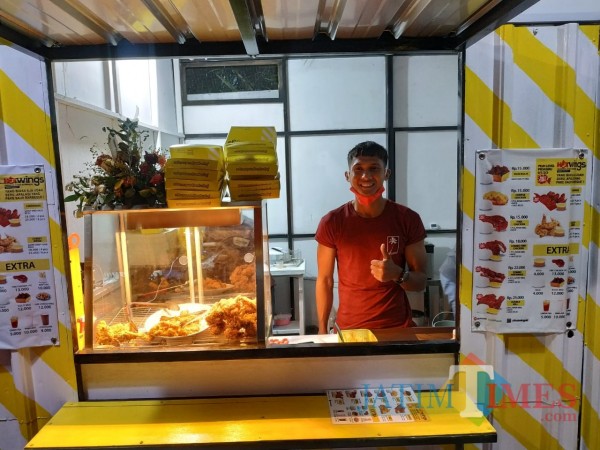 Hendro Siswanto di gerai bisnis kuliner nya (Hendra Saputra)