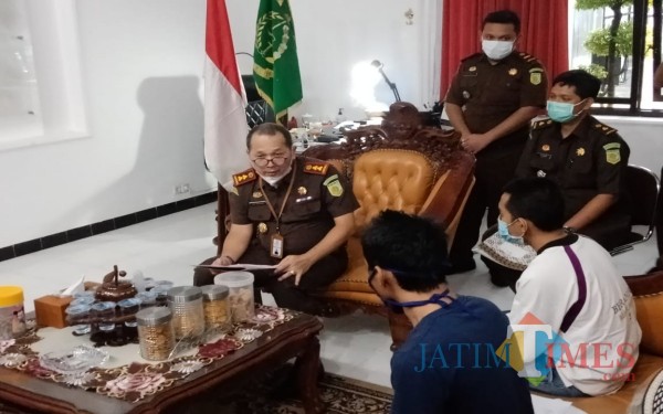 Kajari Jombang Yulius Sigit Kristanto bersama dua tersangka yang menerima restorative justice. (Foto : Adi Rosul / JombangTIMES)