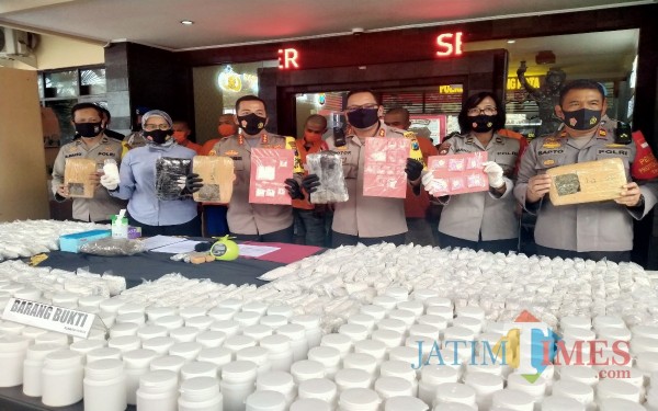 Kapolresta Malang Kota, Kombespol Leonardus Simarmata (3 dari kiri) saat memimpin rilis kasus jaringan narkoba (Anggara Sudiongko/MalangTIMES)