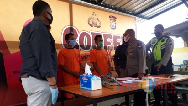 Kedua tersangka pencurian sapi (baju tahanan warna oranye) saat sesi rilis di Polsek Poncokusumo berlangsung (Foto : Istimewa)