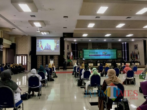 Menaker Ida Fauziyah (di layar) saat memberikan sambutan dalam acara Dies Maulidiyah UIN Malang yang ke-59 (Foto: Ima/MalangTIMES)