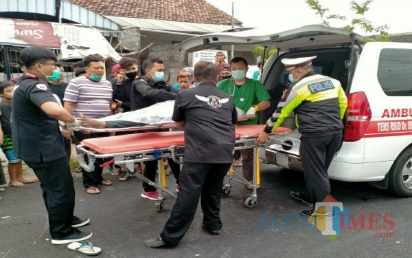 Petugas evakuasi korban kecelakaan di Ringinpitu / Foto : Dokpol / Tulungagung TIMES